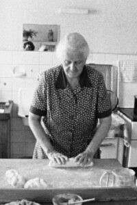 Familiengruft – Ein Liebesgedicht an meine Mutter 1983 on netflix